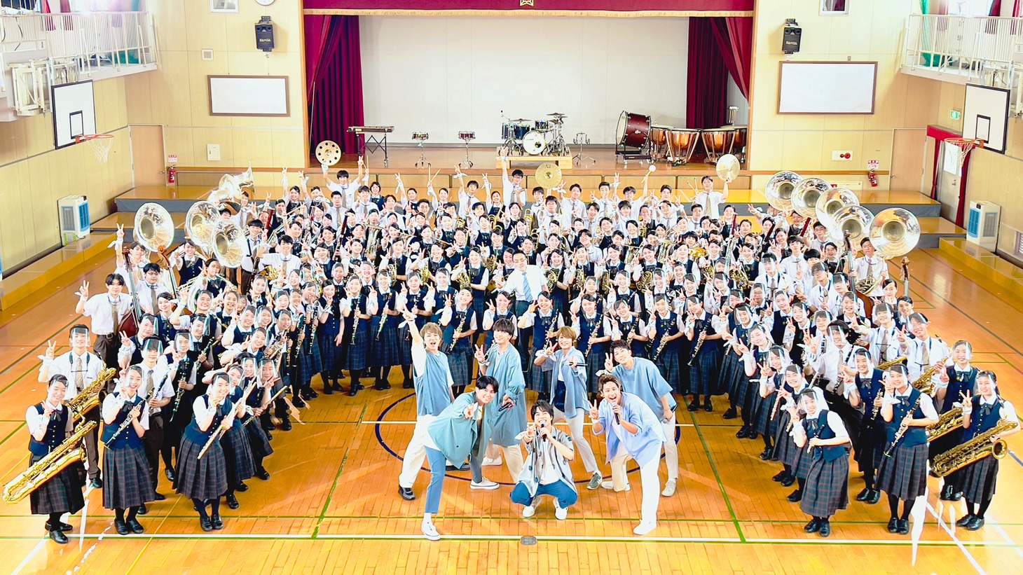 ジャニーズWESTと大阪桐蔭高等学校吹奏楽部。