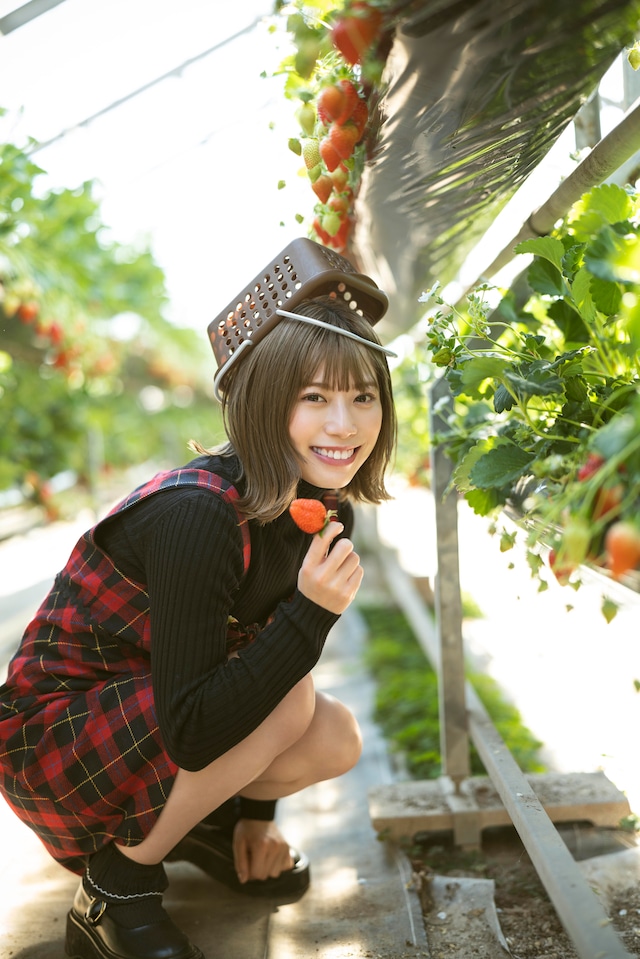 東村芽依（日向坂46）の1st写真集より。(c)藤本和典 / 白夜書房