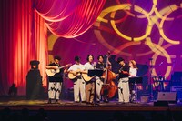 アンコールでのマイク1本を前にしたアコースティックライブ。（撮影：勝永裕介）