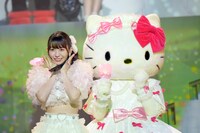 左から小泉遥香、ハローキティ。