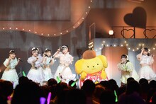 ポムポムプリンと一緒にパフォーマンスする超ときめき♡宣伝部。