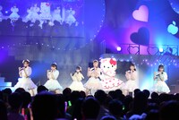 ハローキティと一緒にパフォーマンスする超ときめき♡宣伝部。