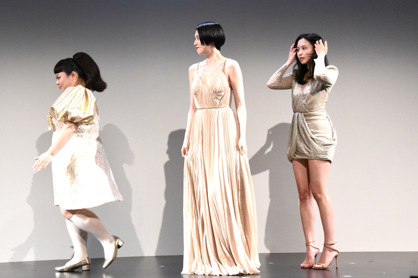 ステージを去る渡辺直美（左）、三吉彩花（中央）、TWICE・ミナ（右）。