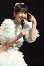 前髪をアピールする吉川ひより。