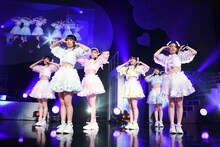 「超ときめき♡宣伝部のサンリオキャラクターズと行く！真夏のハートギュッとTOUR 2022」初日公演の様子。