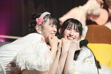 左から坂井仁香、菅田愛貴。