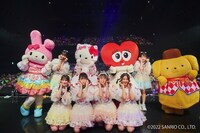 サンリオのキャラクター、パブりんと記念撮影する超ときめき♡宣伝部。