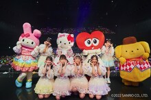 サンリオのキャラクター、パブりんと記念撮影する超ときめき♡宣伝部。