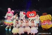 サンリオのキャラクター、パブりんと記念撮影する超ときめき♡宣伝部。