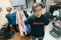 「透明美容室 BIG LOGO TEE」を着用する向井秀徳。