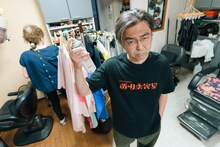 「透明美容室 BIG LOGO TEE」を着用する向井秀徳。