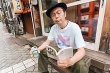 「透明美容室 SALON DIARY『Day1』TEE」を着用する向井秀徳。