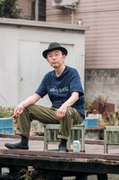 「透明美容室 BIG LOGO TEE」を着用する向井秀徳。