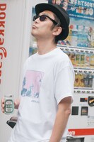 「透明美容室 SALON DIARY『Day1』TEE」を着用する向井秀徳。