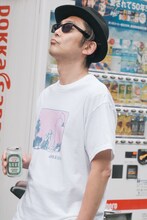 「透明美容室 SALON DIARY『Day1』TEE」を着用する向井秀徳。