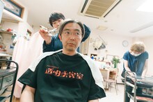 「透明美容室 BIG LOGO TEE」を着用する向井秀徳。
