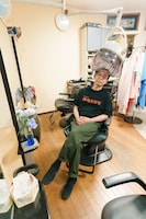 「透明美容室 BIG LOGO TEE」を着用する向井秀徳。