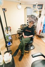 「透明美容室 BIG LOGO TEE」を着用する向井秀徳。