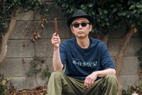 「透明美容室 BIG LOGO TEE」を着用する向井秀徳。