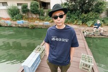 「透明美容室 BIG LOGO TEE」を着用する向井秀徳。