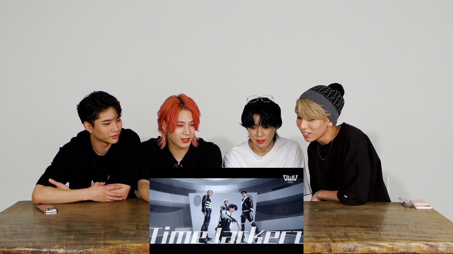 「OWV - 『Time Jackerz』MV Reaction Video」より。