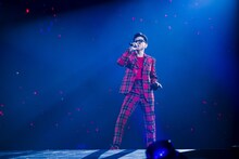 チェックのスーツに身を包み熱唱する藤井フミヤ。（撮影：三浦憲治 / チームライトサム）