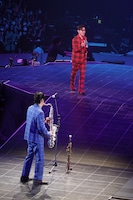 人気画像4位は「還暦になっても“未完成”の藤井フミヤ、『歌えるところまで歌います』と誓った誕生日の夜」より、藤井フミヤと実弟である尚之（手前）。（撮影：三浦憲治 / チームライトサム）