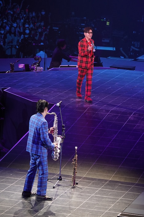 実弟である尚之（手前）は青いチェックのスーツで登場。（撮影：三浦憲治 / チームライトサム）