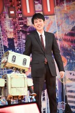 左からタング、二宮和也（嵐）。