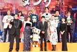 後列左から武田鉄矢、景井ひな、京本大我（SixTONES）、濱家隆一（かまいたち）、山内健司（かまいたち）、三木孝浩監督。前列左から小手伸也、満島ひかり、タング、二宮和也（嵐）、市川実日子、奈緒。