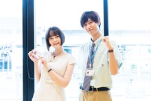左から玉城ティナ、阿部亮平（Snow Man）。(c)テレビ朝日・MMJ