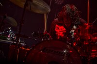 吉木諒祐（Dr）（撮影：鳥居洋介、西村理佐）