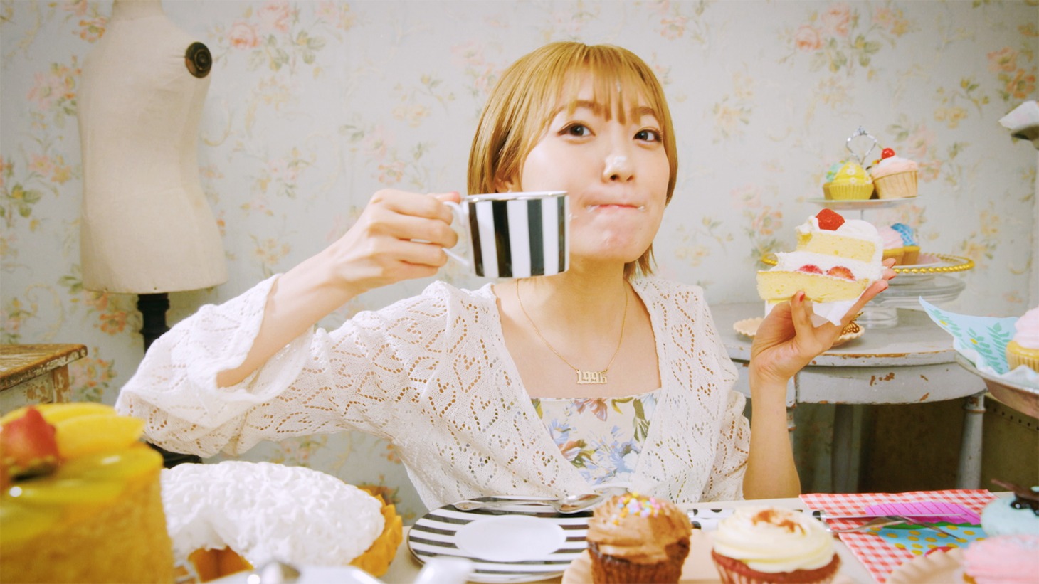 斉藤朱夏「イッパイアッテナ」ミュージックビデオより。