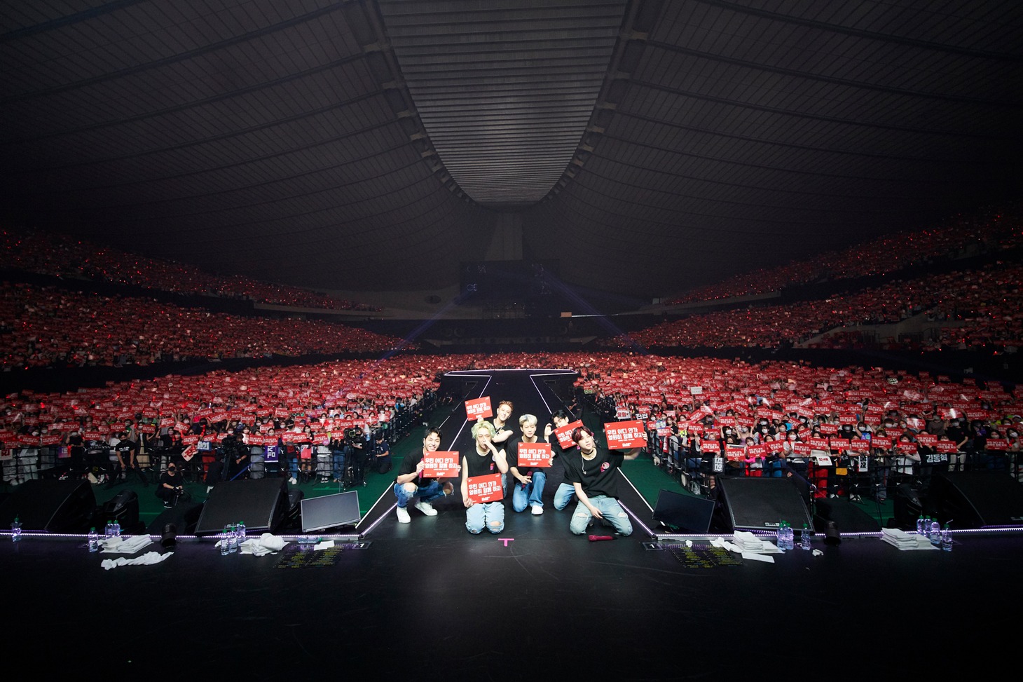「iKON JAPAN TOUR 2022～FLASHBACK～」東京・国立代々木競技場第一体育館公演の様子。