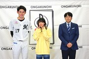 左から佐々木朗希投手、あいみょん、安住紳一郎アナウンサー。