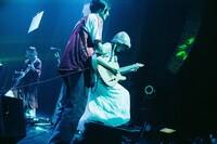 左から力毅（G,  Cho）、高橋響（Vo, G）、尾崎リノ（Vo, G）。