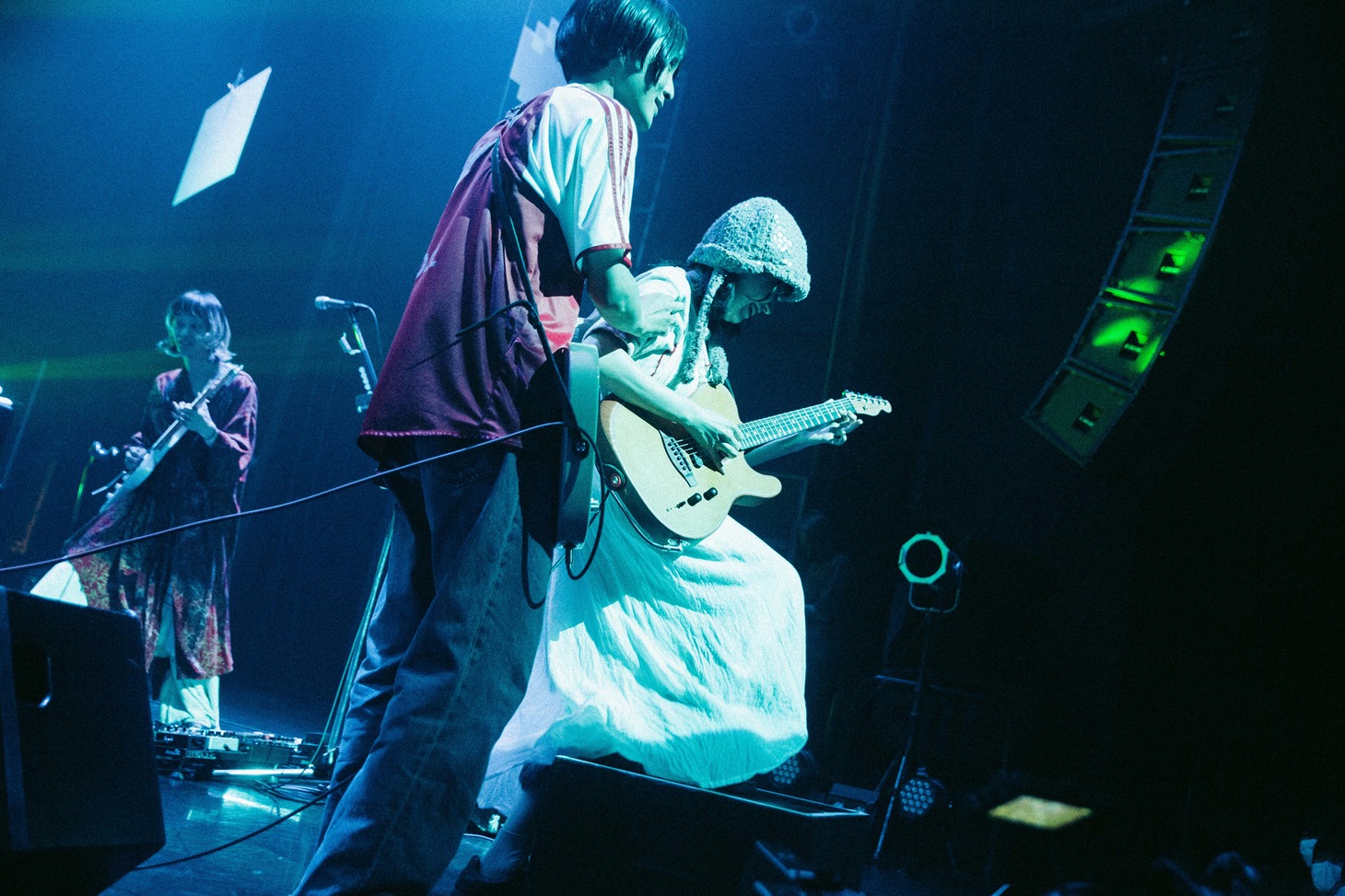 左から力毅（G,  Cho）、高橋響（Vo, G）、尾崎リノ（Vo, G）。