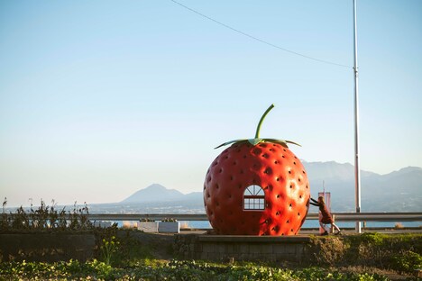 東村芽依（日向坂46）の1st写真集より。(c)藤本和典 / 白夜書房
