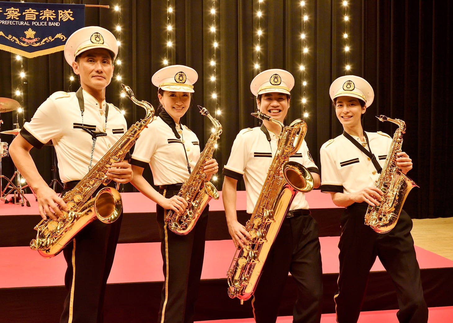 「異動辞令は音楽隊！」オフショット。右から2番目が楢崎誠。