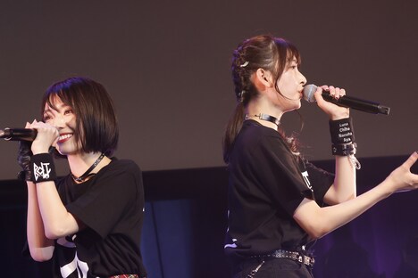 左から内藤るな、高井千帆。(撮影:笹森健一)