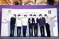 「2030釜山国際博覧会」の広報大使委嘱式に出席したBTS。(P)&(C)BIGHIT MUSIC