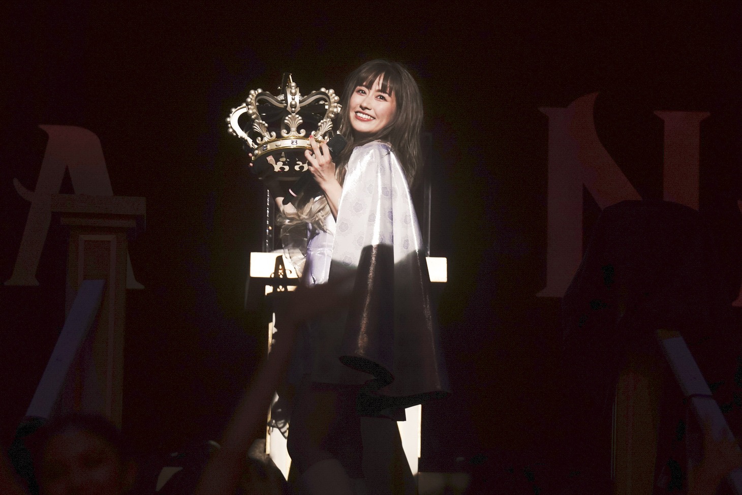 王冠を手にしたアーヤカ姫改め怪盗あーりん。（撮影：上飯坂一）