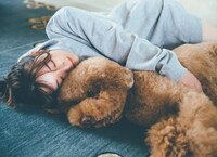 人気画像9位は「櫻坂46守屋麗奈、オーバーオールの下に青のビキニを覗かせる1st写真集先行カット公開」より、守屋麗奈「笑顔のグー、チョキ、パー」通常版裏表紙。