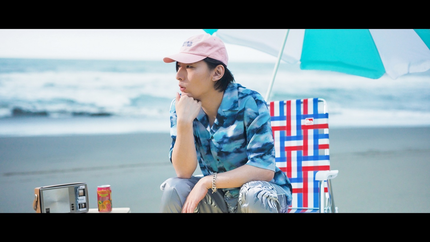 「ビッケブランカ - This Kiss music video」のサムネイル。