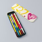 物販コーナーで販売される、「D'FESTA」Artist paintingボールペンセット。(c)DISPATCH