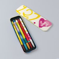 物販コーナーで販売される、「D'FESTA」Artist paintingボールペンセット。(c)DISPATCH