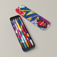 物販コーナーで販売される、「D'FESTA」Artist paintingボールペンセット。(c)DISPATCH