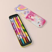 物販コーナーで販売される、「D'FESTA」Artist paintingボールペンセット。(c)DISPATCH