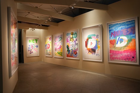 グループごとにメンバーが描いた大型キャンパス作品。