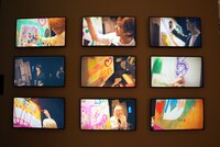 キャンパス作品の制作風景。